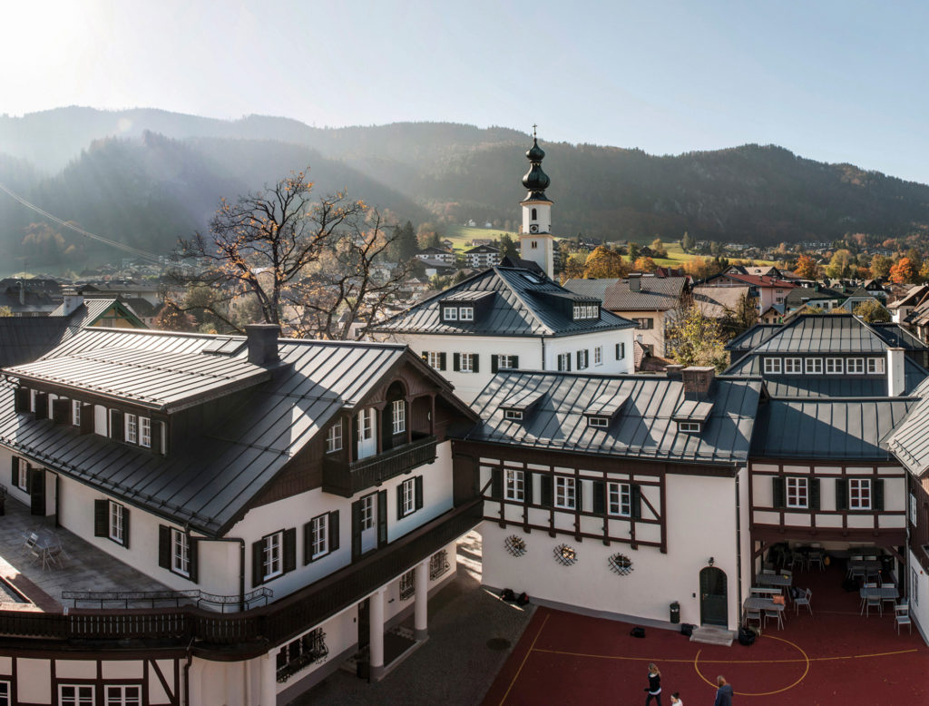 Ein Blick auf die klassische Architektur des StGIS Campus.